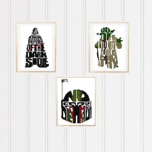 Peut inclure: Trois impressions encadrées représentant des personnages emblématiques de Star Wars : Dark Vador, Yoda et Boba Fett. Chaque impression est une silhouette du personnage composée de mots tirés des films Star Wars. L'impression de Dark Vador dit « Tu connais le pouvoir du côté obscur ». L'impression de Yoda dit « Fais ou ne fais pas, il n'y a pas d'essai ». L'impression de Boba Fett dit « Il ne me sert à rien mort ».
