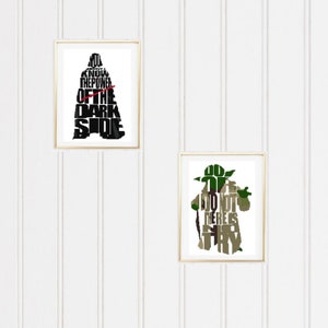 Peut inclure: Deux impressions encadrées de personnages de Star Wars, Dark Vador et Yoda, avec leurs citations emblématiques. L'impression de Dark Vador est en noir et blanc, tandis que l'impression de Yoda est en vert et marron.