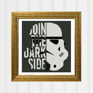 Op de afbeelding: Een zwart-witte kruissteekpatroon met een Stormtrooper-helm en de tekst "Join the Dark Side" in wit.