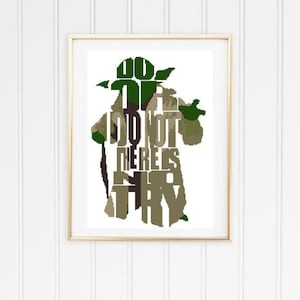 Peut inclure: Une silhouette verte et brune de Yoda de Star Wars. La silhouette est composée des mots "Do or do not, there is no try."
