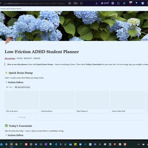 Könnte beinhalten: Eine digitale Benutzeroberfläche für einen Low-Friction ADHD Student Planner mit einer Kopfzeile aus blauen Hortensienblüten. Die Seite enthält Abschnitte für Quick Brain Dump, Action Inbox und Today's Essentials mit Aufgabenlisten.