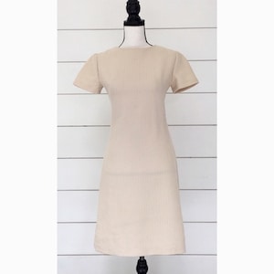 1980s Jackie K Beige and White Textured Short Sleeve Dress 1980s Jackie K Beige and White Textured Short Sleeve Dress