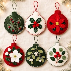 Op de afbeelding: Zes ronde kersthangers van vilt met ophanglussen. De ontwerpen bevatten een groene dennentak, witte hulst met rode bessen, een rode kerstster, een witte bloem, groene maretak met witte bessen en rode bessen op een witte achtergrond.