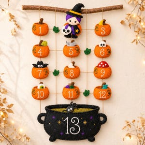 Peut inclure: Un calendrier de l'Avent d'Halloween en feutrine suspendu à une branche en bois, avec douze poches citrouilles orange numérotées de un à douze, contenant chacune une icône en feutrine, et une grande poche chaudron noire numérotée treize.