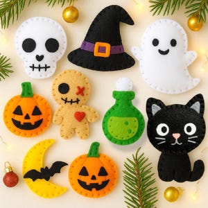 Puede incluir: Una colección de decoraciones de Halloween de fieltro. La imagen presenta una calavera blanca, un sombrero de bruja negro con una banda morada y un fantasma blanco sonriente. Otros elementos incluyen calabazas naranjas, una muñeca vudú, una botella de poción verde y un gato negro.