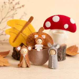 Modello di cucito in feltro per bamboline di legno a tema bosco e tasche autunnali, in formato PDF con file SVG.
