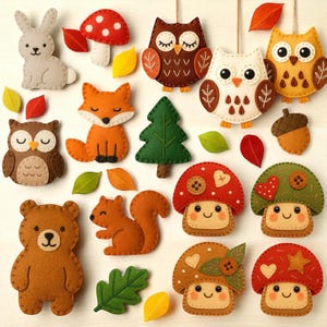 Può includere: Una collezione di creature ed elementi della foresta in feltro, tra cui gufi, una volpe, un orso, uno scoiattolo, funghi, un coniglio, foglie, un albero e una ghianda. Gli articoli sono in vari colori.