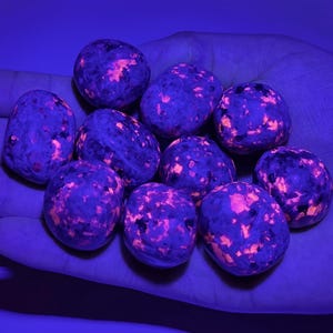 Yooperlite Tumbled Stones, UV Reactive Crystals: Choose How Many Pieces (Premium Quality 'A' Grade Yooperlite Stones)