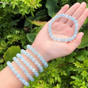 Aquamarine Bead Bracelet: 8 mm Round Crystals (&#39;A&#39; Quality Aquamarine, Premium Grade Stretch Gemstone Bracelet)