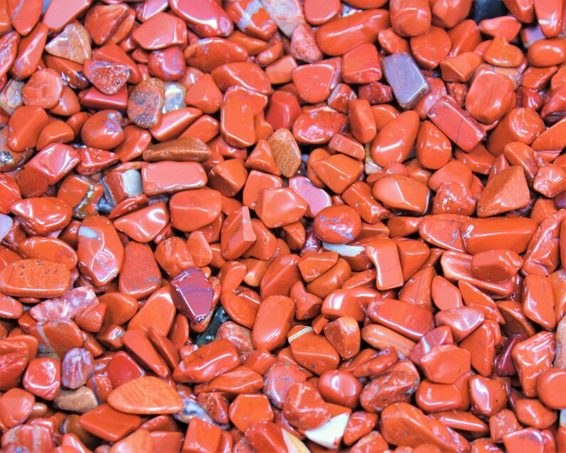 Puede incluir: Primer plano de una colecci&oacute;n de piedras de jaspe rojo. Las piedras son lisas y pulidas, y tienen una variedad de formas y tama&ntilde;os.