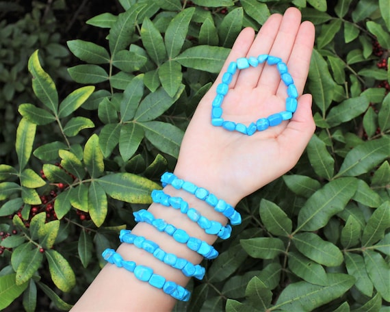 Blue Howlite Tumbled Gemstone Bracelet: 6-8 mm Crystals (Blue Howlite Nugget Bracelet, Stretch Bracelet, Gift)