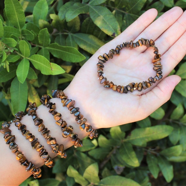 Gemstone chips seven chakra stone chip bead stretch bracelets at ₹ 100/piece in New Delhi
