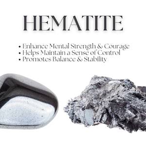 Pode incluir: Duas pe&ccedil;as de hematita, uma pedra preta lisa e polida e uma rocha cinza met&aacute;lica &aacute;spera. O texto "HEMATITE" est&aacute; acima das pedras, e abaixo das pedras h&aacute; uma lista das propriedades da pedra: "Aumenta a for&ccedil;a mental e a coragem", "Ajuda a manter um senso de controle" e "Promove o equil&iacute;brio e a estabilidade".