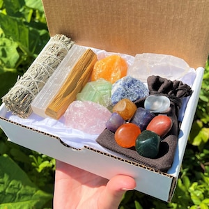 Kit de limpieza y curación de cristales, juego de caja de 15 piezas: cristales caídos de 7 chakras, difuminado y palo santo, piedras naturales en bruto e indicaciones.