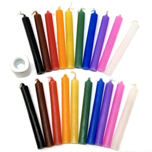 Juego de 20 mini velas con forma de carillón de 10 cm (4 pulgadas) en colores surtidos + portavelas de cerámica blanca con forma de carillón.