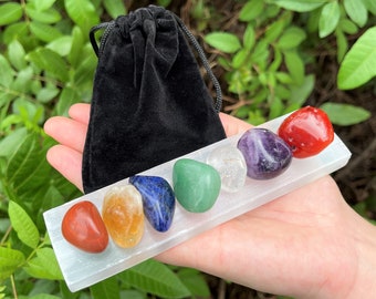 Kit de EQUILIBRIO DE CHAKRAS: 7 piedras giratorias, bolsa, placa de carga de selenita pulida + guía (limpieza, carga y purificación de cristales)