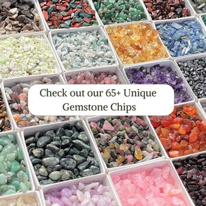 Puede incluir: Un surtido de m&aacute;s de 65 chips de piedras preciosas &uacute;nicas en peque&ntilde;as cajas blancas. Las chips est&aacute;n dispuestas en filas y columnas, mostrando una variedad de colores y texturas. "Check out our 65+ Unique Gemstone Chips" est&aacute; escrito en blanco sobre fondo blanco.