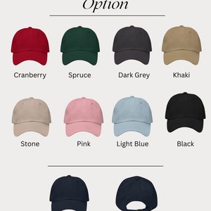 Puede incluir: Una colecci&oacute;n de gorras de b&eacute;isbol en varios colores etiquetadas como Cranberry, Spruce, Dark Grey, Khaki, Stone, Pink, Light Blue, Black y Navy. La imagen muestra una vista frontal de cada gorra y una vista trasera de una gorra azul marino con correa.