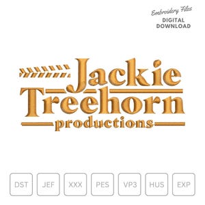 Könnte beinhalten: Goldene Stickdatei für ein Logo mit dem Text "Jackie Treehorn Productions". Das Design enthält einen stilisierten Filmstreifen und eine Linie unter dem Namen. Die Datei ist in den Formaten DST, JEF, XXX, PES, VP3, HUS und EXP verfügbar.