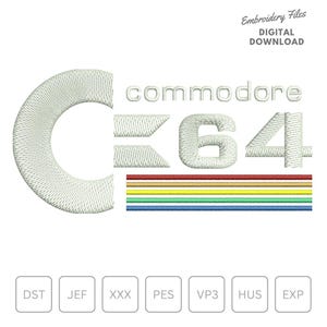 Può includere: File di ricamo per un logo Commodore 64 bianco con una striscia arcobaleno. I formati di file sono DST, JEF, XXX, PES, VP3, HUS ed EXP.