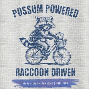 Possum Powered Raccon Driven PNG SVG, Guaxinim Andando de Bicicleta Clip Art, Sublimação Digital de Download de Animal da Moda, Ditados Sarcásticos de Animais