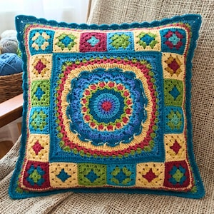 Puede incluir: Una funda de cojín cuadrada de ganchillo con un patrón de mandala circular central rodeado por un borde de cuadrados granny más pequeños. El diseño incorpora tonos vibrantes de azul turquesa, amarillo, magenta, verde lima y azul con borde festoneado.