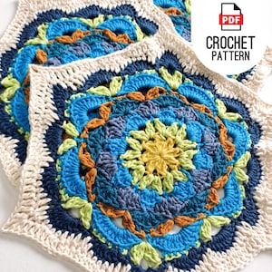 Op de afbeelding: Een haakpatroon voor een kleurrijk mandala-achtig vierkant met blauw, groen, geel, oranje en wit garen. Het patroon is beschikbaar als PDF-download.
