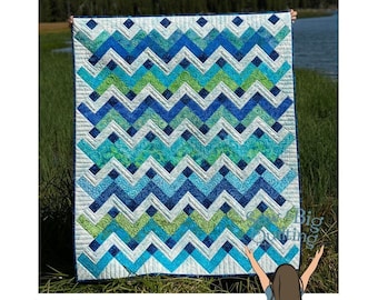 Pode incluir: Um padrão de acolchoado chamado "McCoy" de JoAnna Rogers. O acolchoado é um padrão de chevron em tons de azul, verde e branco. O acolchoado mede 132 cm por 155 cm. O padrão é compatível com rolos de tecido e quartos de tecido e inclui instruções para cinco tamanhos.