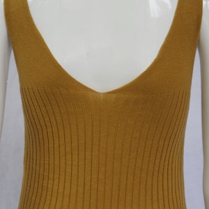 Made in Italy Mustard Yellow Rib Knit V-neck Sleeveless Rib Knit Knee-length Short Casual Dress Size: 4 S image 6