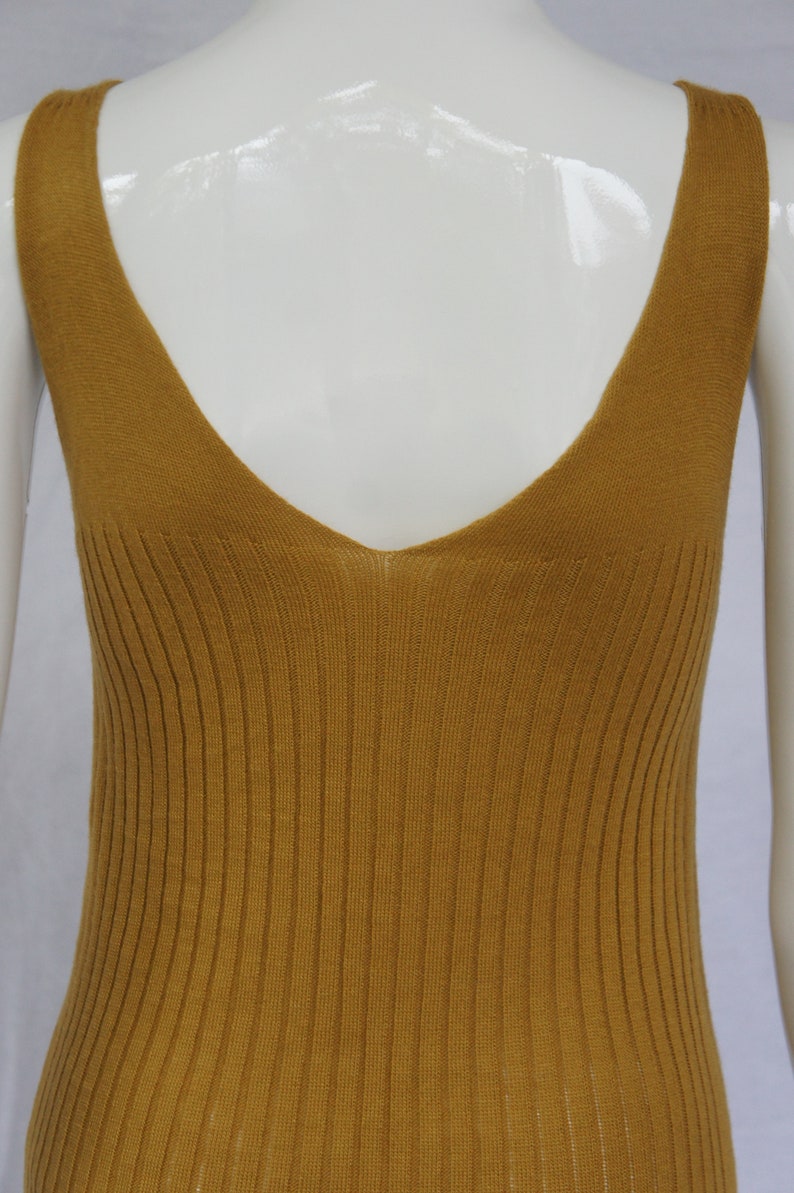 Made in Italy Mustard Yellow Rib Knit V-neck Sleeveless Rib Knit Knee-length Short Casual Dress Size: 4 S image 6