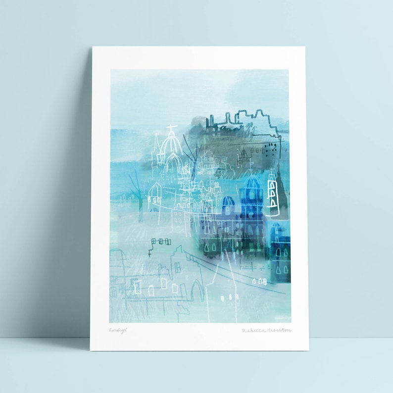 Puede incluir: Una impresi&oacute;n art&iacute;stica abstracta que presenta un paisaje urbano en tonos azules y blancos. La obra de arte representa edificios y detalles arquitect&oacute;nicos con un efecto de acuarela. La impresi&oacute;n est&aacute; firmada por la artista, Rebecca Meaton, e incluye la palabra "Edinburgh".