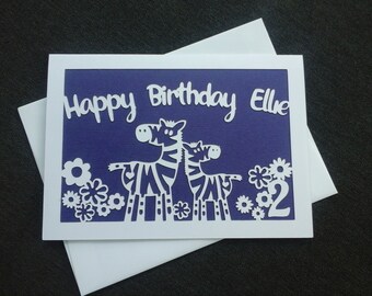 Tarjeta de cumpleaños de cebra personalizada: fondo morado