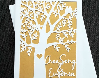 Tarjeta de aniversario de boda o compromiso personalizada con pájaros en un árbol, recorte de papel,