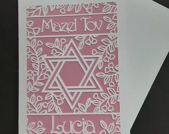 Tarjeta personalizada de Bat Mitzvah, recortada en papel.