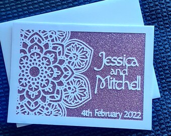 Tarjeta de boda o compromiso personalizada con diseño de mandala