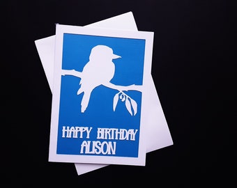 Tarjeta de cumpleaños cortada en papel de cucaburra