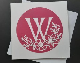 Tarjeta de cumpleaños personalizada con inicial floral.