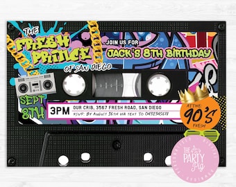 Puede incluir: Una invitación a una fiesta de cumpleaños para un niño de 8 años, en forma de cinta de casete negra. La invitación presenta un diseño de graffiti colorido con el texto "The Fresh Prince of San Diego" y "Jack's 8th Birthday". La invitación también incluye la fecha, la hora y la ubicación de la fiesta, así como una solicitud de RSVP.