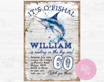 Puede incluir: Invitación con temática de pesca con una ilustración de marlín azul. El texto dice "It's O'Fishal" y "William is reeling in the big one!" con detalles para una celebración de 60 cumpleaños. El diseño tiene un fondo rústico de madera.