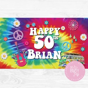Może przedstawiać: Kolorowy baner tie-dye z napisem "Happy 50th Brian" w kolorze białym. Baner zawiera symbole pokoju, kwiaty, gitarę, okulary przeciwsłoneczne, łapacz snów i zabytkowy van.