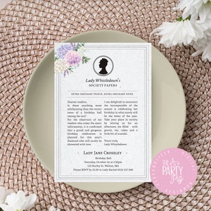 Puede incluir: Una invitaci&oacute;n formal con el texto "Lady Whistledown's Society Papers" y detalles florales. La invitaci&oacute;n es para un baile de cumplea&ntilde;os, con detalles como la fecha, hora y lugar. La invitaci&oacute;n est&aacute; sobre un plato beige.