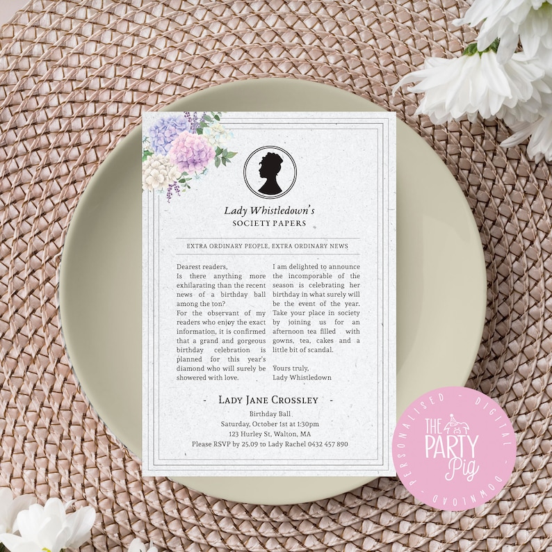 Puede incluir: Una invitaci&oacute;n formal con el texto "Lady Whistledown's Society Papers" y detalles florales. La invitaci&oacute;n es para un baile de cumplea&ntilde;os, con detalles como la fecha, hora y lugar. La invitaci&oacute;n est&aacute; sobre un plato beige.