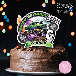 Könnte beinhalten: Ein Tortenaufsatz mit einem grünen und lila Monstertruck, dem Text "Happy Birthday Connor", einer Zielflagge, einem Reifen und der Zahl 6. Der Text "Simply Print and Cut" ist ebenfalls sichtbar.