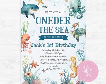 Puede incluir: Una tarjeta de invitación azul y blanca con una ilustración de acuarela de un tiburón, un pulpo, un caballito de mar y una tortuga. El texto de la tarjeta dice: "Por favor, únase a nosotros Oneder the Sea para celebrar el 1er cumpleaños de Jack Sábado, 5 de octubre 1:00 pm - 4:00 pm 456 Shellharbour Avenue Coastal Shores, NSW 2314 RSVP antes del 25 de septiembre a Nicole 0456 791 223".