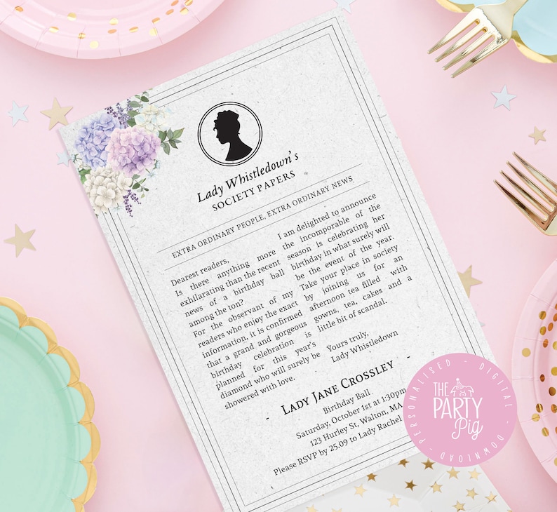 Puede incluir: Una invitaci&oacute;n de estilo vintage con el texto "Lady Whistledown's Society Papers" y detalles florales. La invitaci&oacute;n es para un baile de cumplea&ntilde;os, con detalles de fecha, hora y lugar. El dise&ntilde;o est&aacute; sobre un fondo claro.