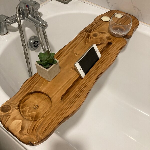 68cm Live Edge Style Curvy Light Oak Badebrett / Baderegal Caddy - Teelichter/Telefon/Tassenfächer