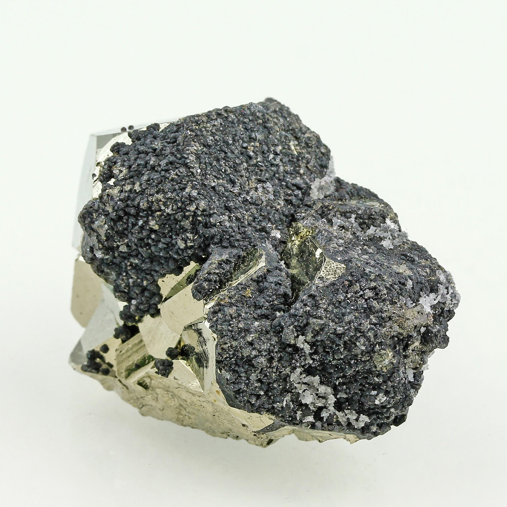 黄金色のメタリックパイライト八面体結晶 – ペルー、ワンサラ鉱山