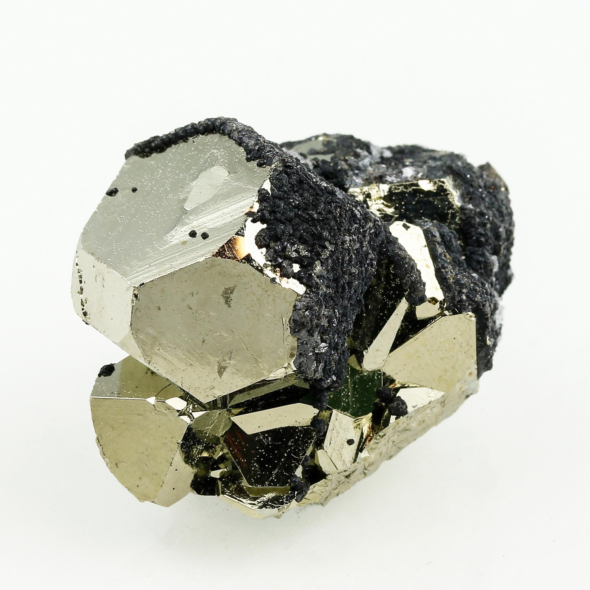 黄金色のメタリックパイライト八面体結晶 – ペルー、ワンサラ鉱山