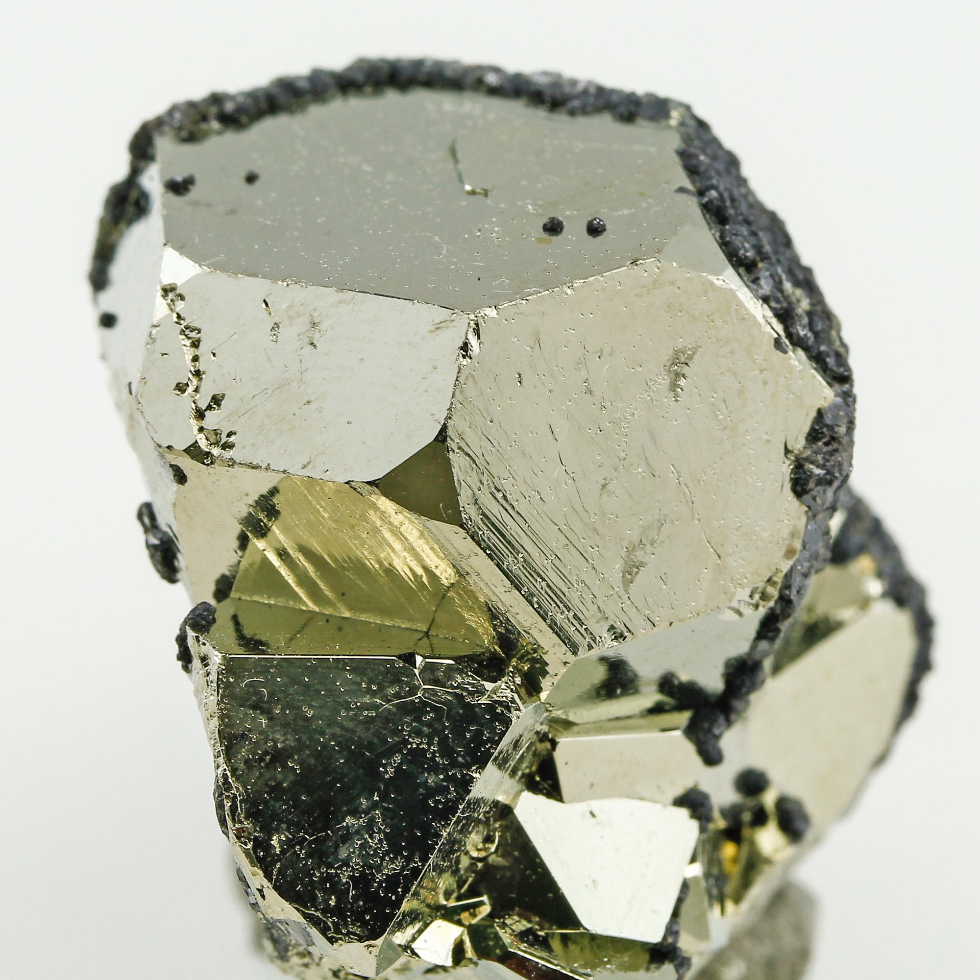 黄金色のメタリックパイライト八面体結晶 – ペルー、ワンサラ鉱山