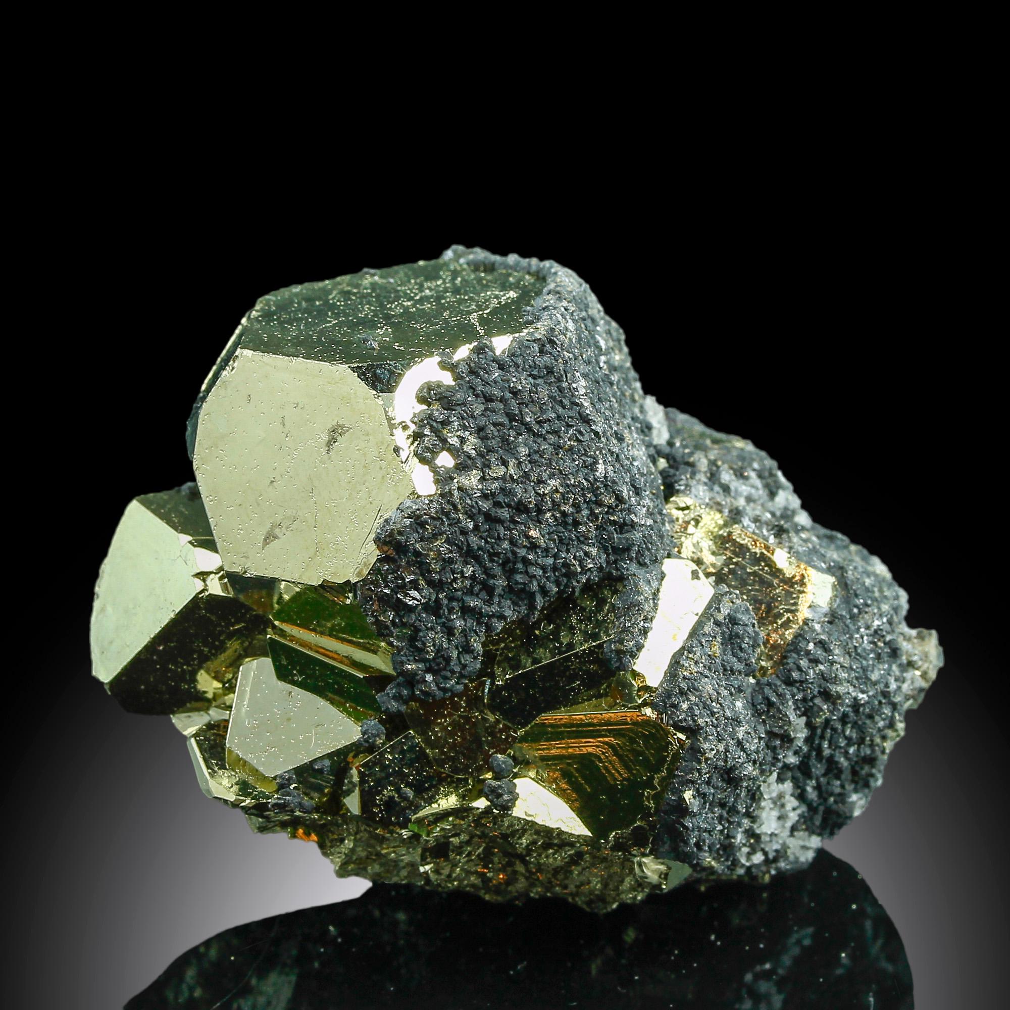 黄金色のメタリックパイライト八面体結晶 – ペルー、ワンサラ鉱山